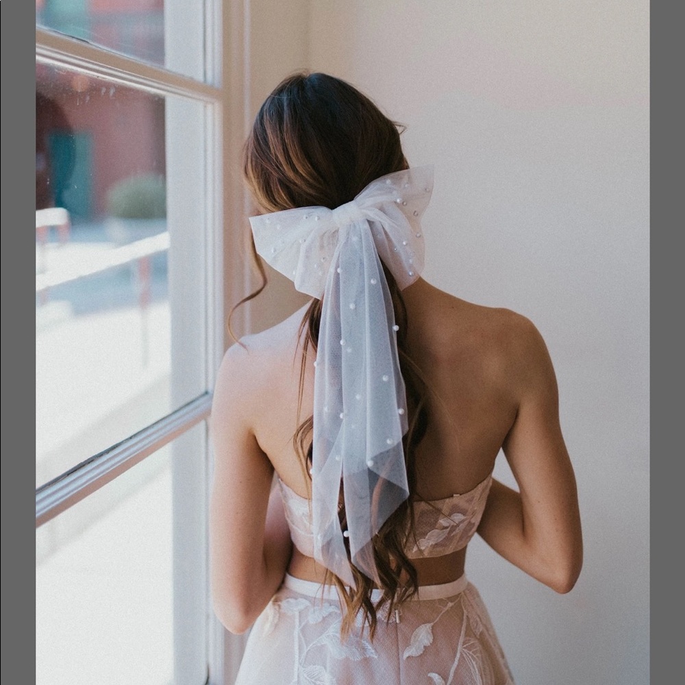 Untamed Petals PENELOPE PEARL BOW BARRETTE in White - Worn once